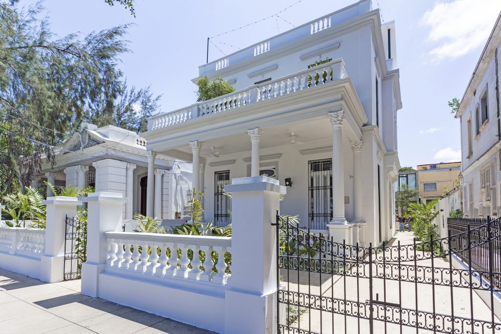 front view claxon boutique hotel